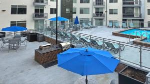 Resort style 1 King and Twin Apt w Gym Pool Hot Tub