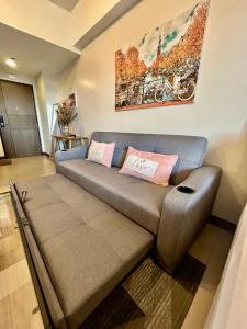 Luxury Condo in Prime BGC - No Extra Fee for 3rd Guest, Complimentary Parking & Free WiFi