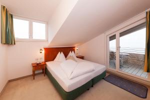 One-Bedroom Apartment with Balcony