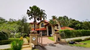 Tiara Golf Villa With Pool - Kampong Padang Keladi