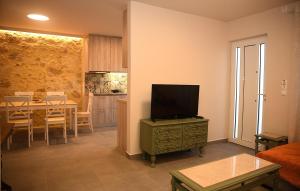 Filoxenia Private 2BR Stone House Patio & Parking