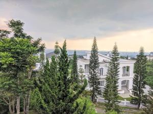 Family Only Homey Villa with Mountain View - De Reiz Cemara Syariah 3BR