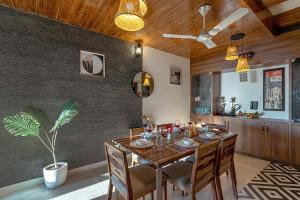 Alaya Stays Evara Serene 4 BHK Hill Retreat with Balcony, Fireplace & Scenic Views