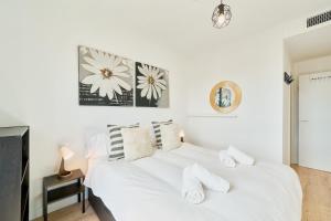 Luxury tower pool&free parking 10 min to historical center