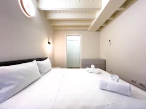 Bright apartment with terrace and pool