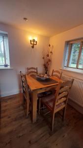 1 Bed Flat - Sleeps 4 - Garden - Parking - Wifi
