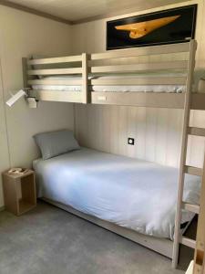 Chalets Mobil Home piscine chauffee Pont l -Abbe : photos des chambres