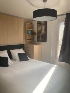 Chalets Mobil Home piscine chauffee Pont l -Abbe : photos des chambres