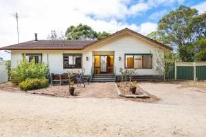 Bells Beach Spacious 2-Acre 5BR Retreat - with Hot Tub - Bellbrae