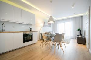 Modern Apartments in Gdańsk with Pool and Gym by Noclegi Renters