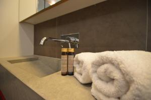 " Palais Miramar La Suite Rouge " Vue Mer -Croisette Emplacement Unique - 20M Plage - WIFI - Clim