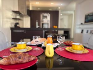 " Palais Miramar La Suite Rouge " Vue Mer -Croisette Emplacement Unique - 20M Plage - WIFI - Clim