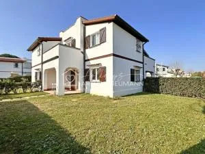 225 - VILLAGGIO RIVA MUSONE Villa con portico e ampio giardino, climatizzata, PULIZIA, BIANCHERIA E SPIAGGIA INCLUSA - Loreto