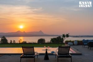 StayVista at Villa Wine with Pool, Jacuzzi, Bonfire