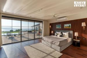 StayVista at Villa Wine with Pool, Jacuzzi, Bonfire