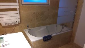Maisons de vacances Gite galets et bois flottes proche mer gold beach meuble de tourisme 4 etoiles : photos des chambres