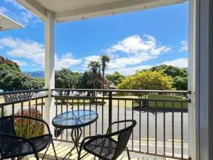 Waterfront 2-Bedroom Harbour View Apartment - Wainui