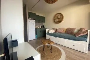 nest of sweetness on the port side - 弗龙蒂尼昂