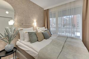 Riverfront by Downtown Apartments