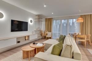 Riverfront & Parking by Downtown Apartments