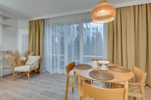 Riverfront & Parking by Downtown Apartments