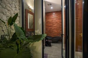 Spacious villa 4 minutes to beach