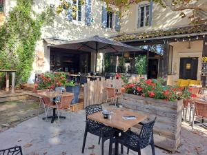 Logis Hotel Restaurant Les Platanes