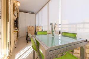 Apartamento en Arenales con Piscina y Terraza Soleada