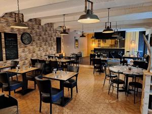 Logis Hotel Restaurant Les Platanes
