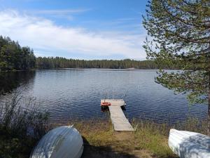 Kaira 27, kahden makuuhuoneen kelomökki Syötteellä, valaistun ladun vieressä