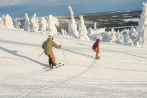 Kaira 27, kahden makuuhuoneen kelomökki Syötteellä, valaistun ladun vieressä