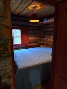 Kaira 27, kahden makuuhuoneen kelomökki Syötteellä, valaistun ladun vieressä