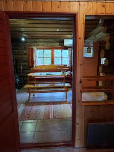 Kaira 27, kahden makuuhuoneen kelomökki Syötteellä, valaistun ladun vieressä