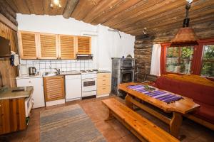 Kaira 27, kahden makuuhuoneen kelomökki Syötteellä, valaistun ladun vieressä