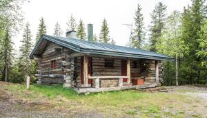 Kaira 27, kahden makuuhuoneen kelomökki Syötteellä, valaistun ladun vieressä