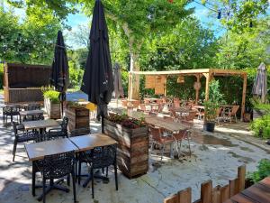Hotels Logis Hotel Restaurant Les Platanes : photos des chambres