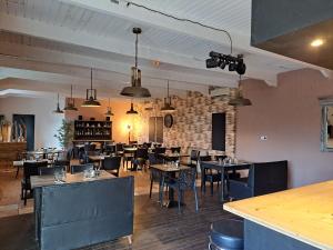 Hotels Logis Hotel Restaurant Les Platanes : photos des chambres