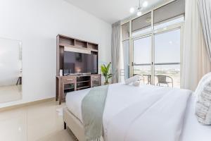 Near Citys Best Attractions Studio with Private Balcony, Uniestate Millennium Tower, Dubai Silicon Oasis by Deluxe Holiday Homes
