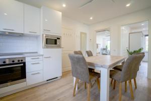 Sonnenterrasse - Helle & moderne Ferienwohnung am Meer