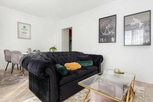 Stylowy Apartament z Parkingiem i Biurkiem w Gdańsku by Noclegi Renters