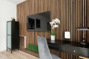 Stylowy Apartament z Parkingiem i Biurkiem w Gdańsku by Noclegi Renters