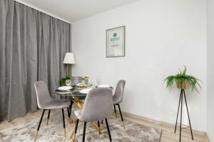Stylowy Apartament z Parkingiem i Biurkiem w Gdańsku by Noclegi Renters