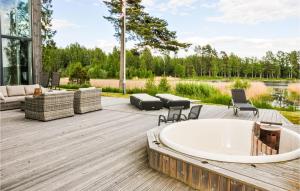 5 Bedroom Beautiful Home In Karlstad
