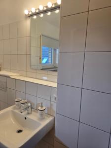 BOARDINGHOUSE PD25 ALTE FEUERWACHE I Unterkunft mit Einzel- und Doppelzimmer I 3min CityHospital I Monteure I Smart TV I Einzelbetten I Küche I Gemeinschaftsraum I Wasch I P