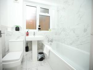 Redcliffe House By N And N Stays Ltd - Charming Home close to Designer Outlet, Perfect for Contractors & Workers with convenient on street parking