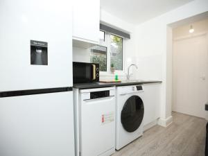 Redcliffe Place By N And N Stays Ltd - Charming Home by Designer Outlet, Perfect for Contractors & Workers with convenient parking