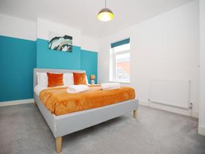 Redcliffe House By N And N Stays Ltd - Charming Home close to Designer Outlet, Perfect for Contractors & Workers with convenient on street parking