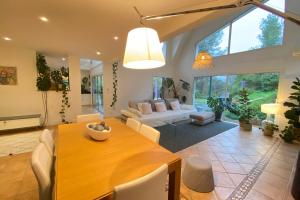 Superb contemporary villa with pool and garden