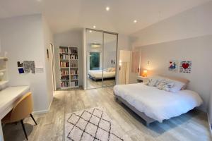 Superb contemporary villa with pool and garden