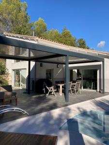 Superb contemporary villa with pool and garden